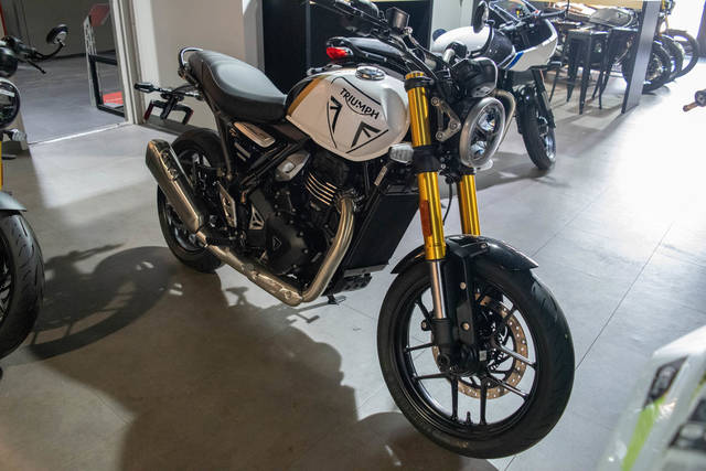 2026 Triumph Speed 400 Pearl Metallic White/Phantom Black