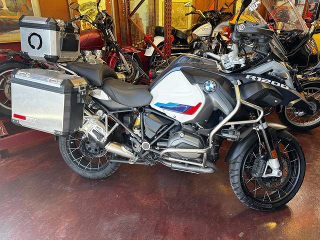  水冷 R1200/R1250 GS Adventure リア ホイール 2016 BMW R 1200 GS Adventure Premium Light White | Atomic Motors