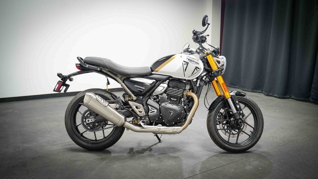 New Triumph Speed 400 Pearl Metallic White/Phantom Black 2026