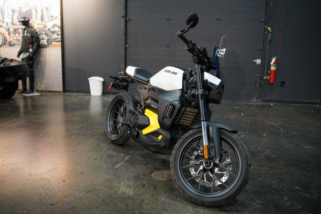 Used Can-Am® Pulse Carbon Black 2025