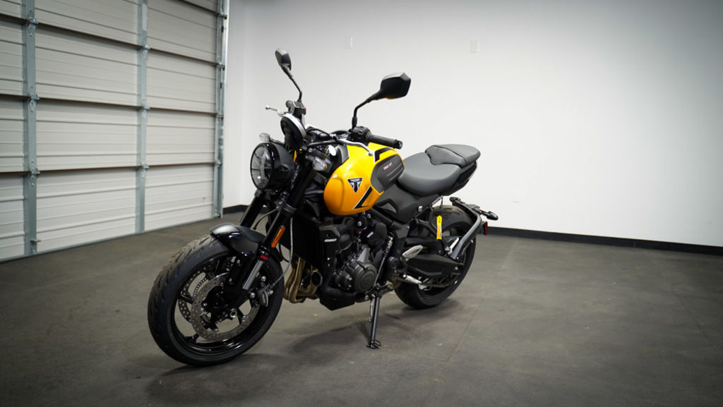 New Triumph Trident 660 Cosmic yellow 2026