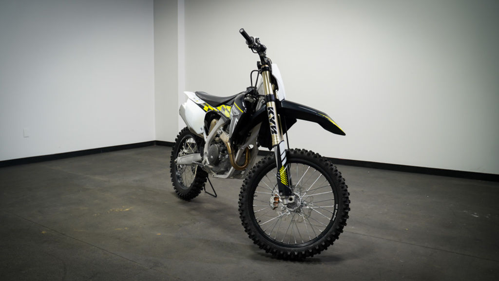 New Triumph TF 250-X Jet Black/Pure White 2026
