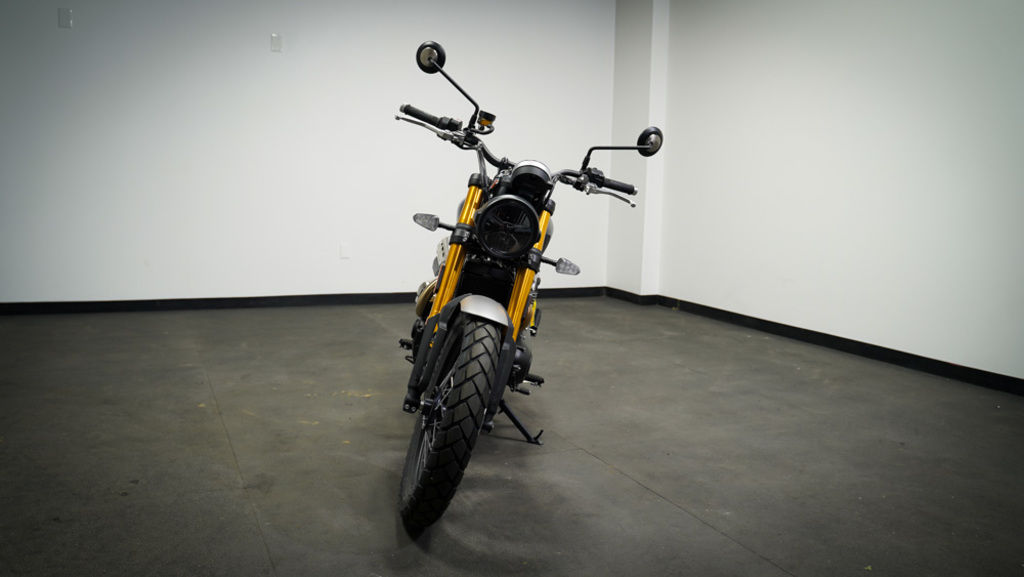 New Triumph Scrambler 900 Mineral grey 2026