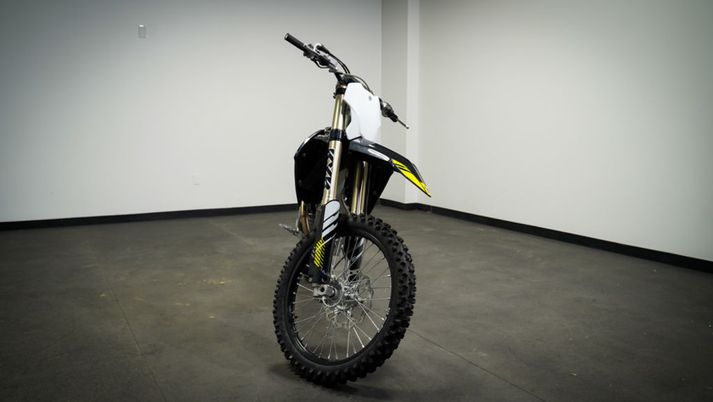New Triumph TF 250-X Jet Black/Pure White 2026