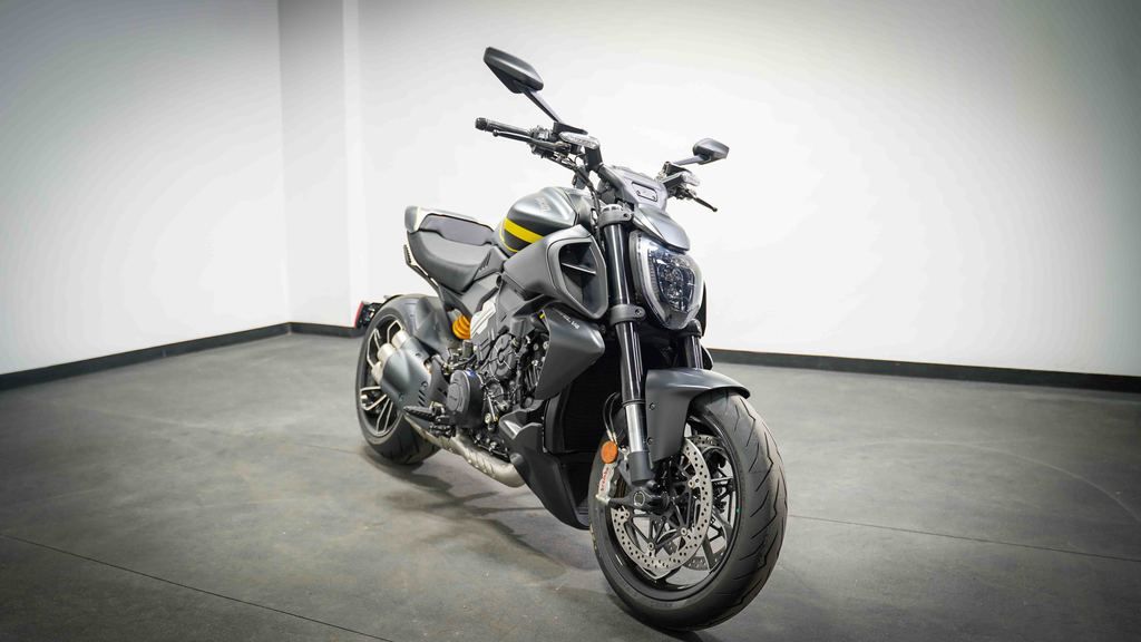 New Ducati Diavel V4 Red 2026