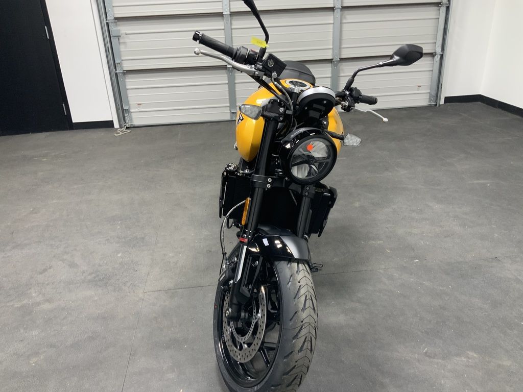 New Triumph Trident 660 Cosmic yellow 2026