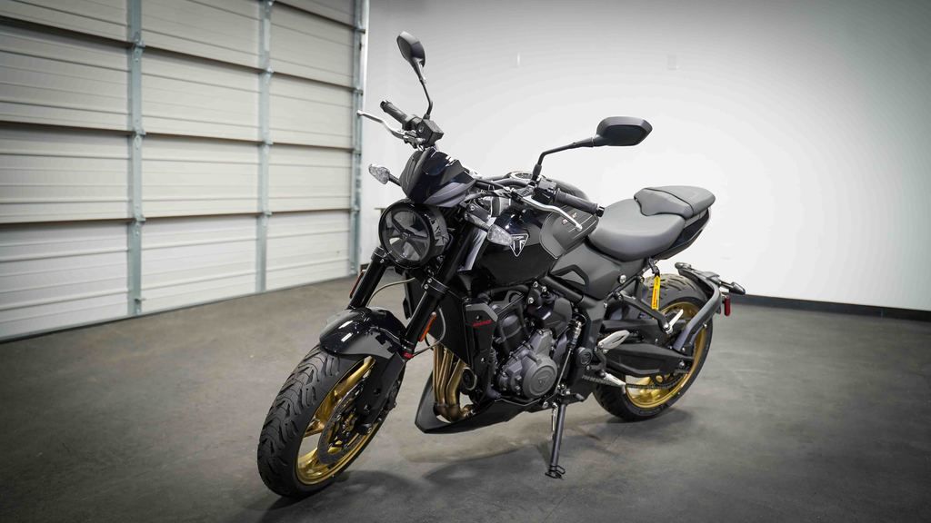 New Triumph Trident 800 Jet black 2026