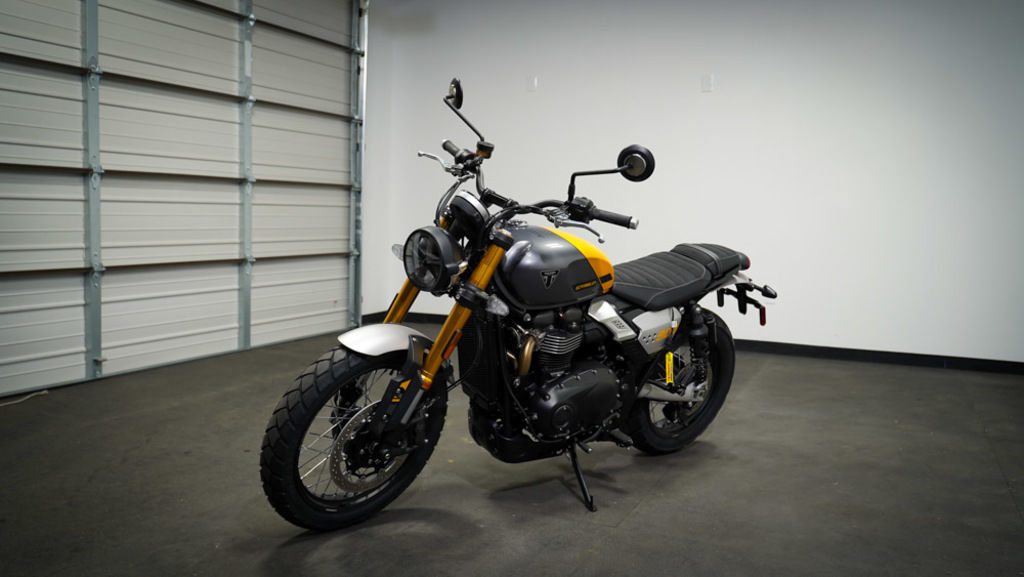 New Triumph Scrambler 900 Mineral grey 2026