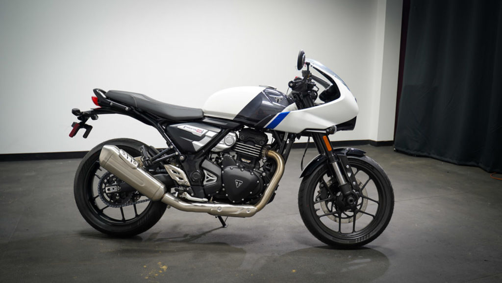 New Triumph Thruxton 400 Phantom Black / Aluminium Silver 2026