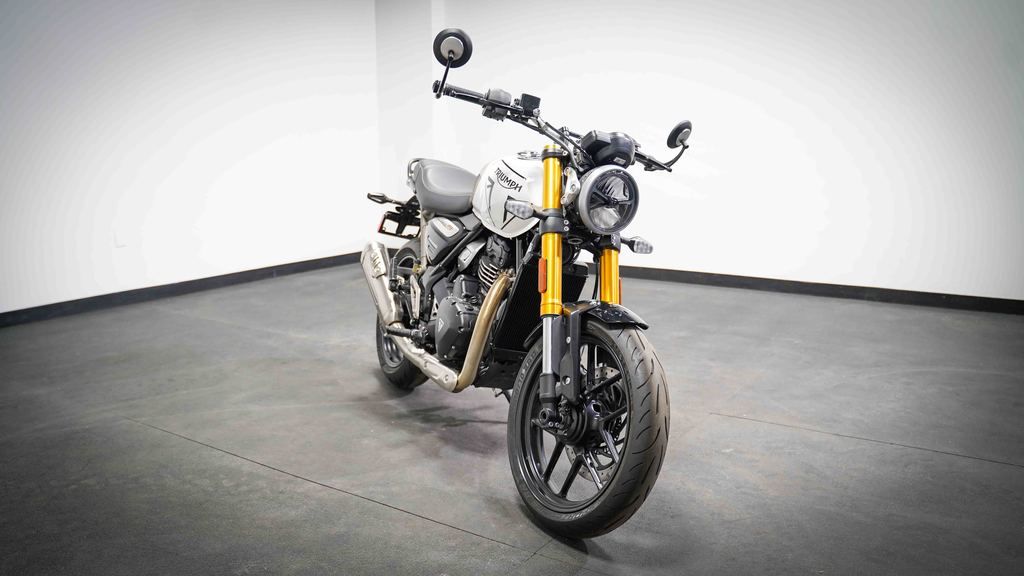 New Triumph Speed 400 Pearl Metallic White/Phantom Black 2026