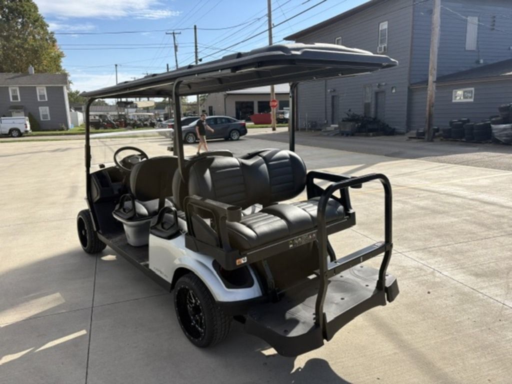 2027 E-Z-GO Express 6 Touring S 13.5-hp Gas — photo 2
