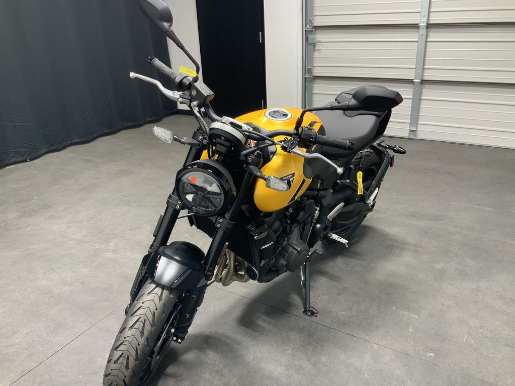 New Triumph Trident 660 Cosmic yellow 2026