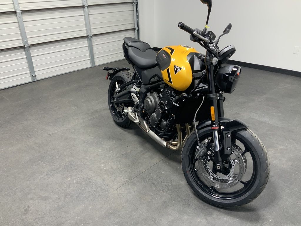 New Triumph Trident 660 Cosmic yellow 2026