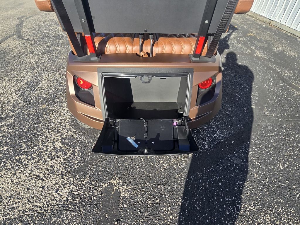 2027 E-Z-GO Liberty 4F XTL ELiTE Lithium Powertrain — photo 7