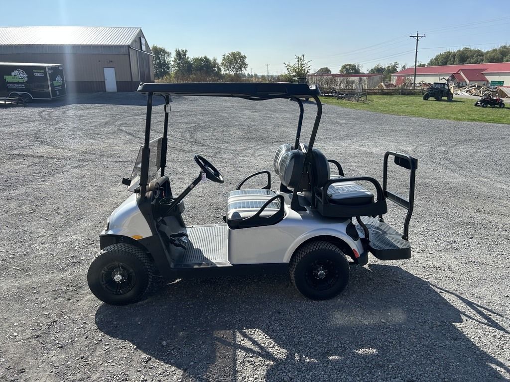 2023 E-Z-GO Valor Gas — photo 2