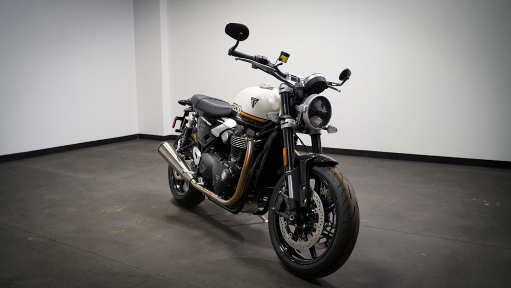 New Triumph Speed Twin 1200 Crystal White/Sapphire Black 2026