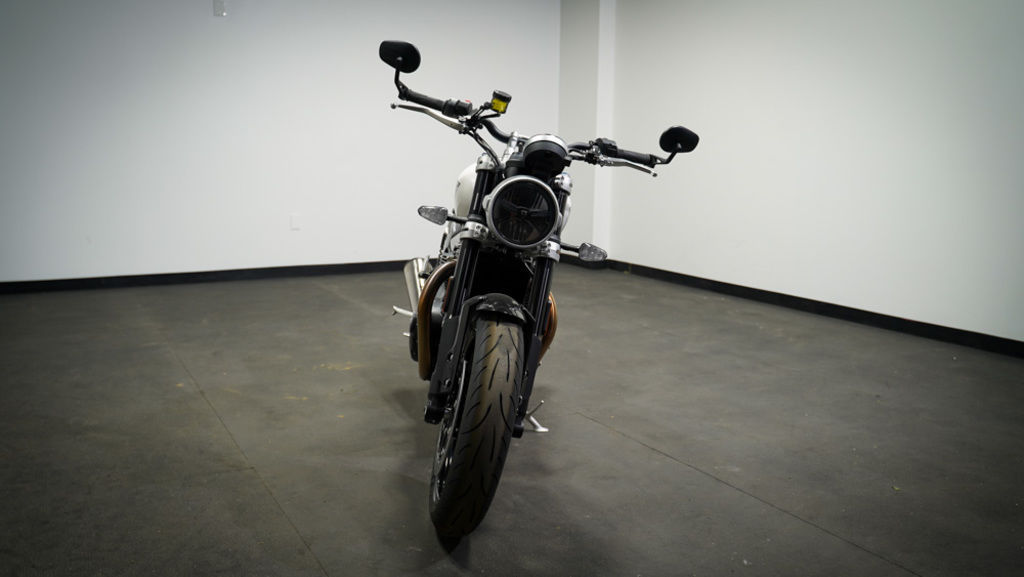 New Triumph Speed Twin 1200 Crystal White/Sapphire Black 2026