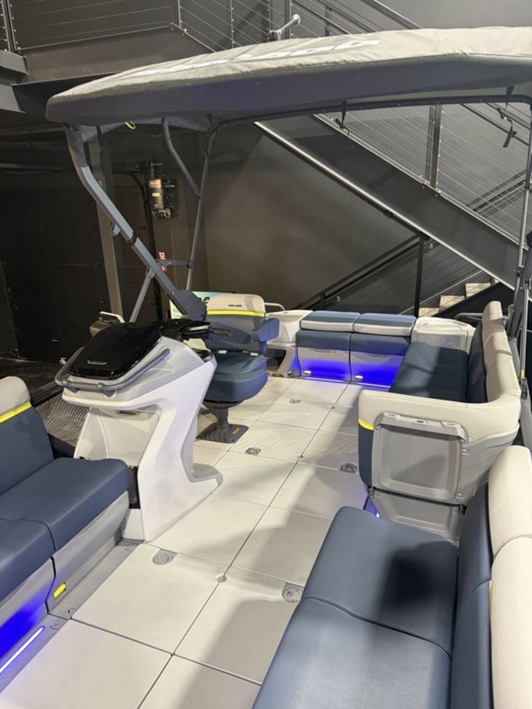 New Sea-Doo Switch™ Cruise Limited 21 - 230 hp Painted 2025