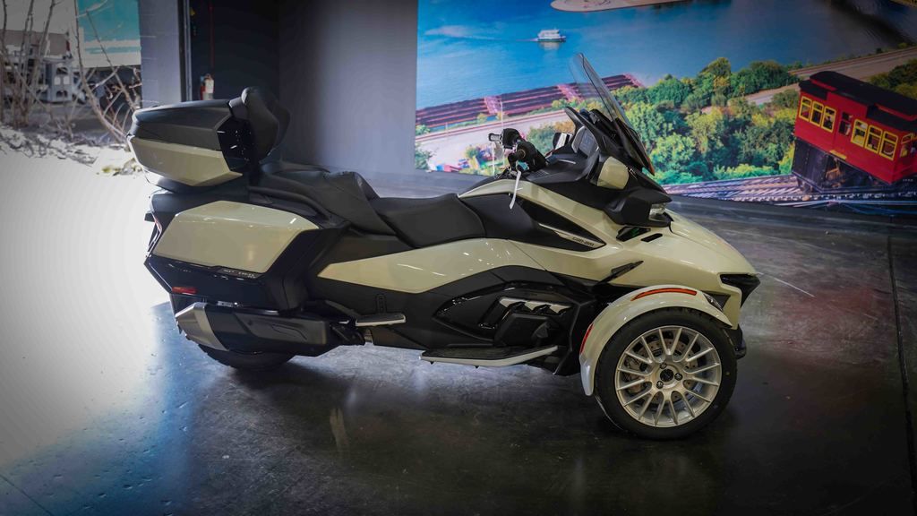 New Can-Am® Spyder RT Limited Platine 2026