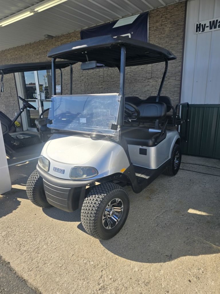 2023 E-Z-GO Valor Gas — photo 2