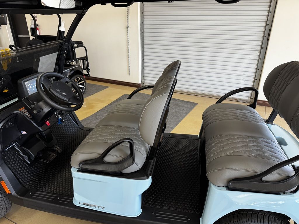 2027 E-Z-GO Liberty 4F XT ELiTE Lithium Powertrain — photo 3