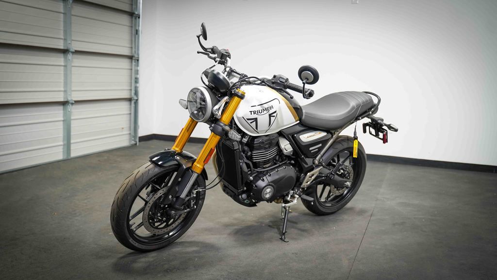 New Triumph Speed 400 Pearl Metallic White/Phantom Black 2026