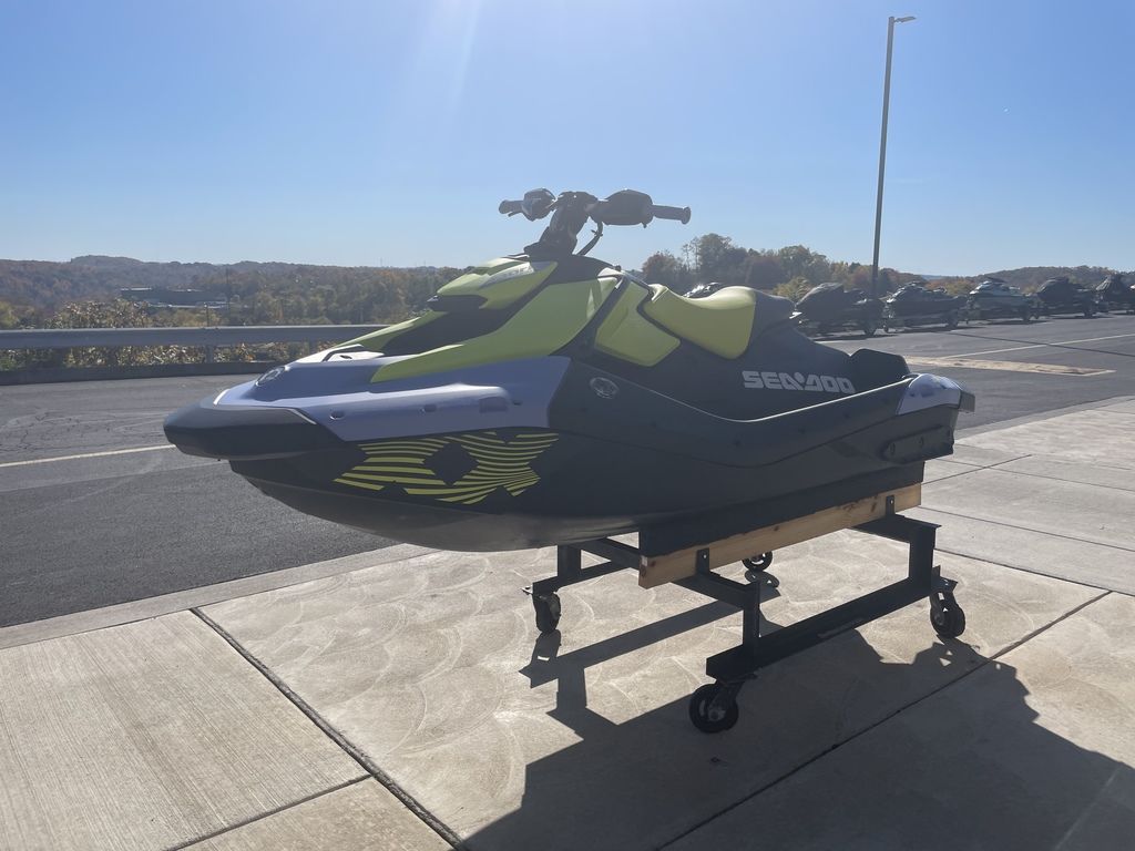 New Sea-Doo Spark® Trixx™ for 1 Rotax® 900 ACE™ - 90 iBR 2024