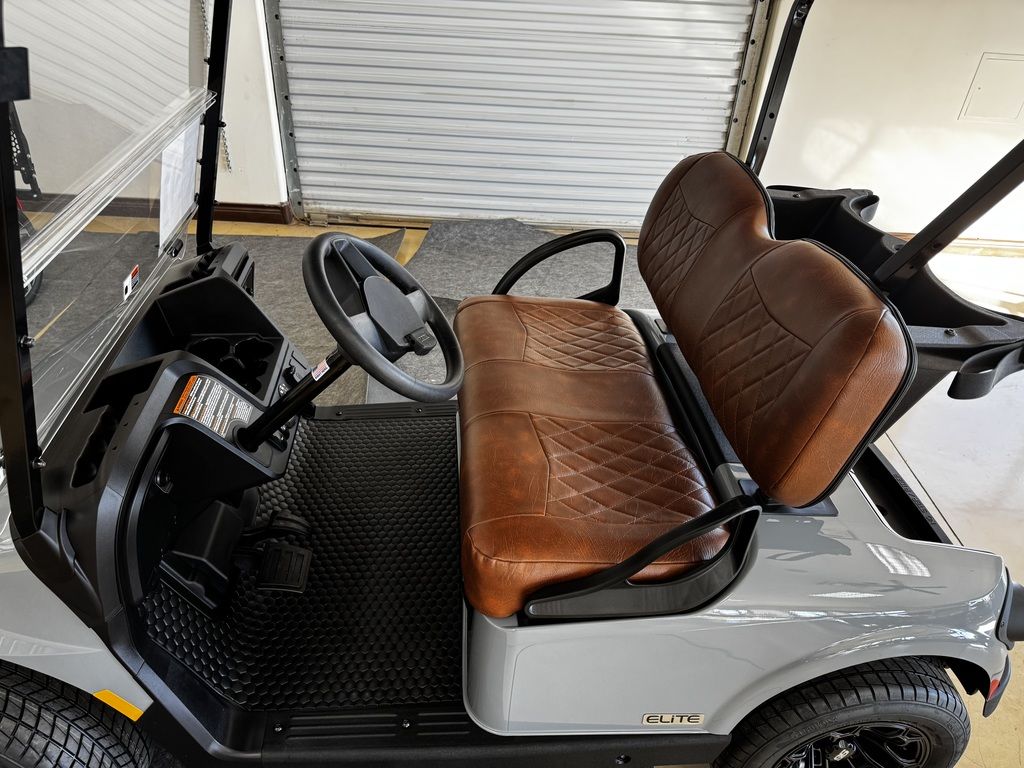 2027 E-Z-GO RXV 2 Freedom Elite Lithium — photo 3