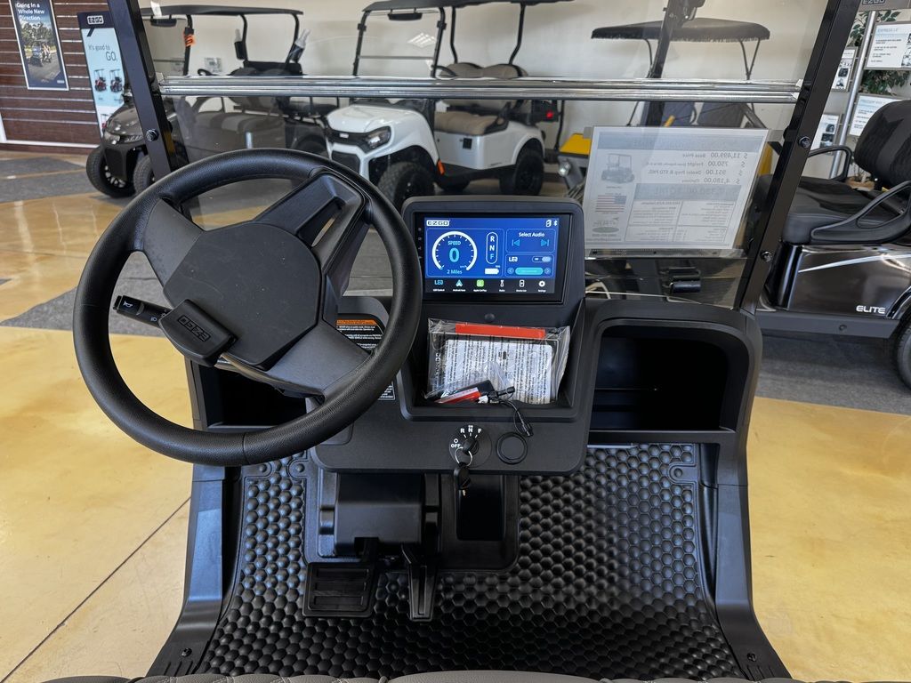 2027 E-Z-GO RXV 2 Freedom Elite Lithium — photo 4