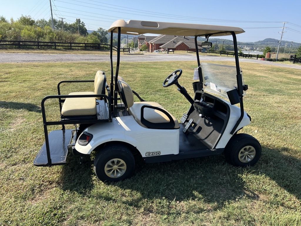 2018 E-Z-GO TXT® Gas — photo 5