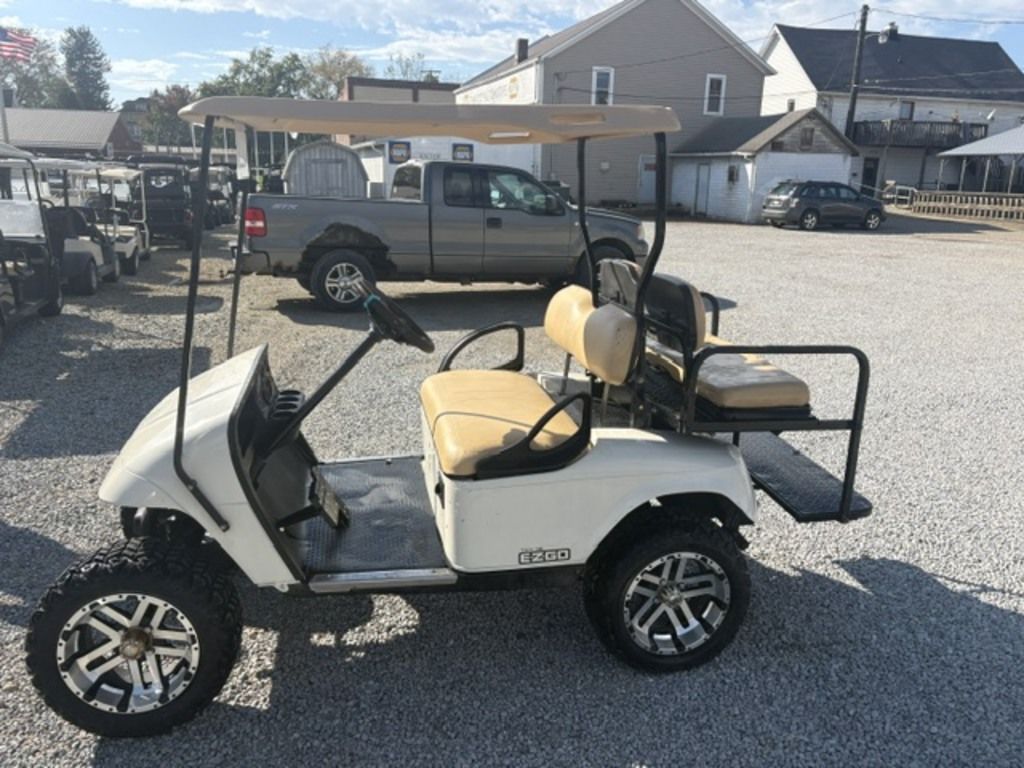 2013 E-Z-GO Shuttle 2+2 TXT Electric — photo 2