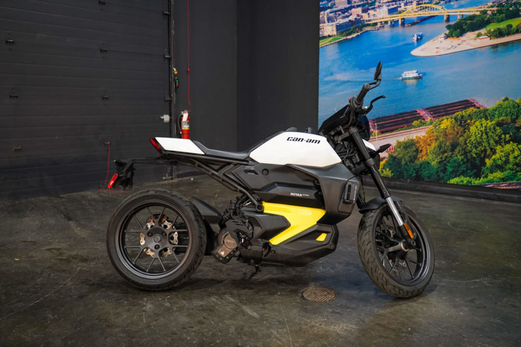 Used Can-Am® Pulse Carbon Black 2025