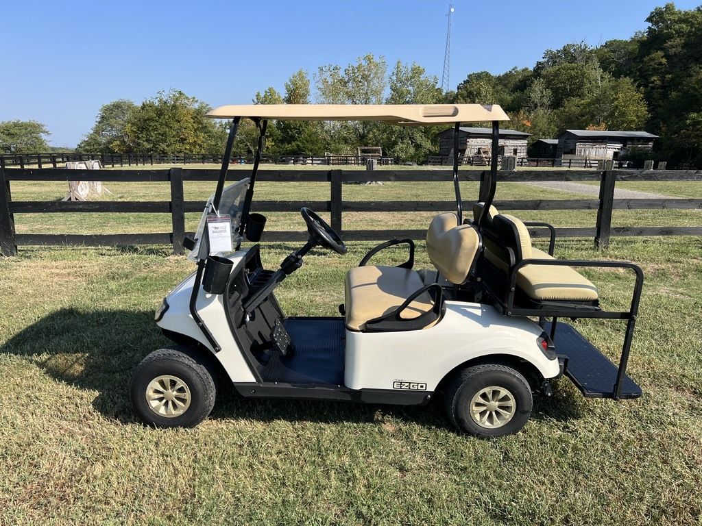 2018 E-Z-GO TXT® Gas — photo 2