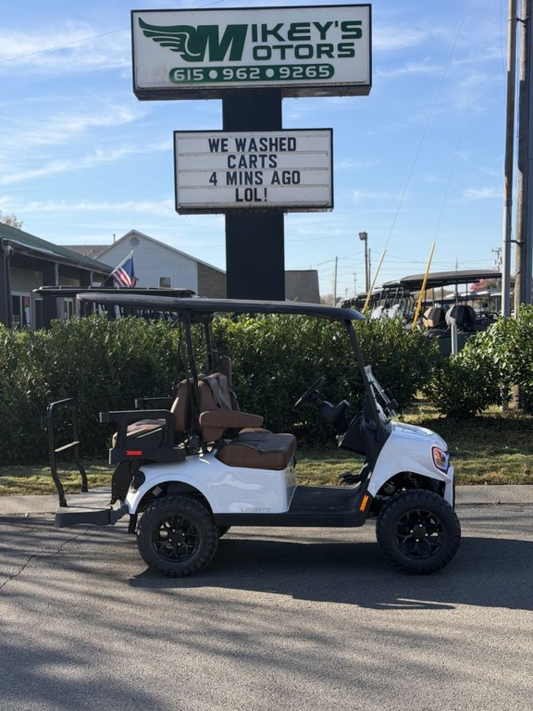 2027 E-Z-GO Liberty 4 XTL ELiTE Lithium Powertrain — photo 3