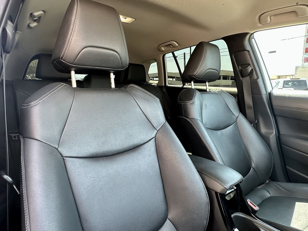 2022 Toyota Corolla Cross XLE - Photo 18