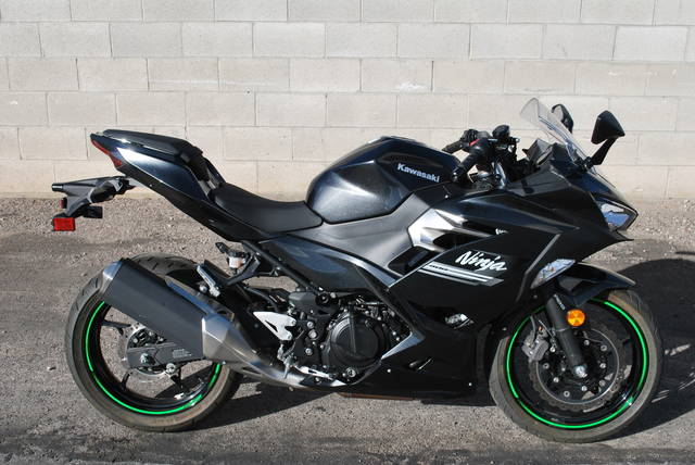 2022 Kawasaki Ninja® 400 ABS Metallic Carbon Gray/Metallic Flat Spark Black