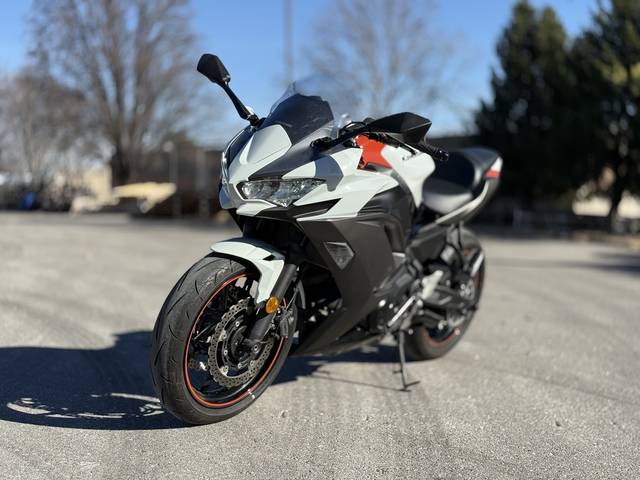 2023 Kawasaki Ninja® 650 Pearl Robotic White/Metallic Matte Graystone