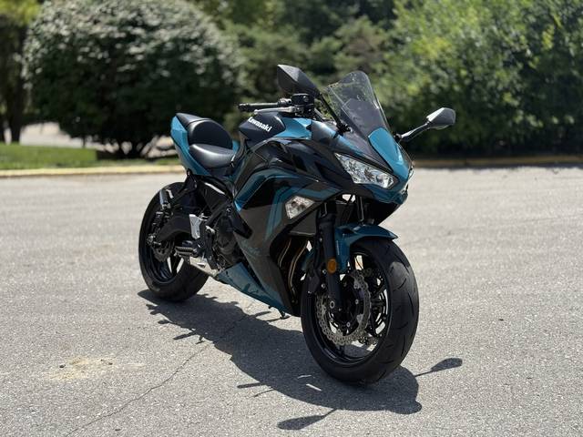 2021 Kawasaki Ninja® 650 ABS Metallic Spark Black/Pearl Nightshade Teal