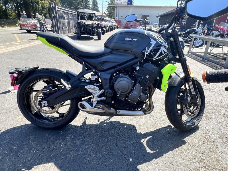 2024 Triumph Trident 660 Jet Black/Triumph Racing Yellow BN0437