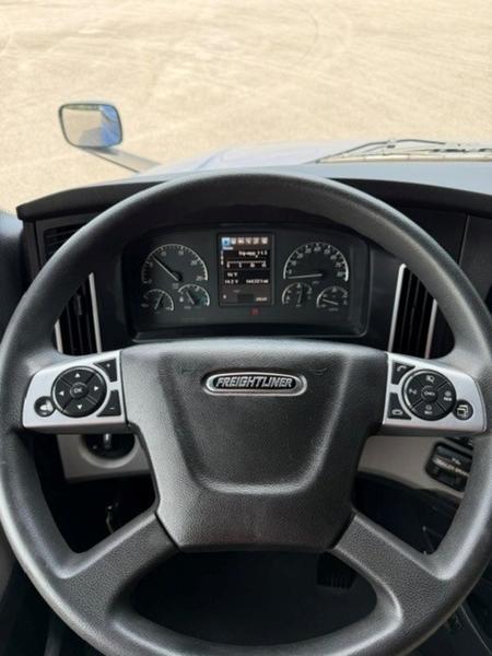 2025 Freightliner Cascadia — photo 7
