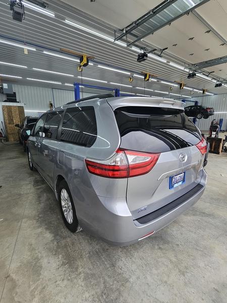 2017 Toyota Sienna XLE - Photo 24