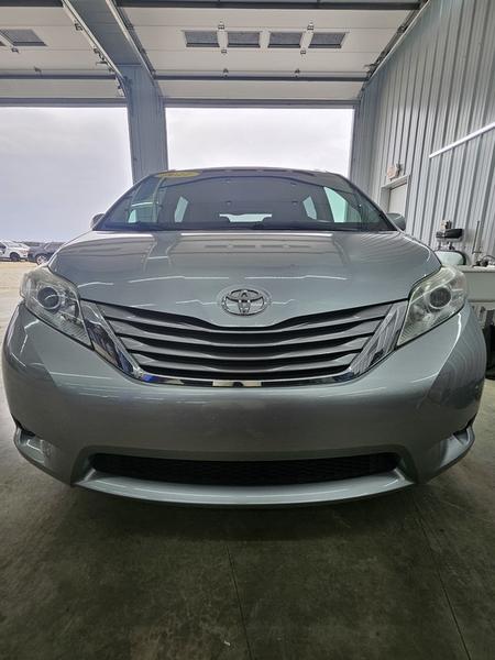 2017 Toyota Sienna XLE - Photo 19