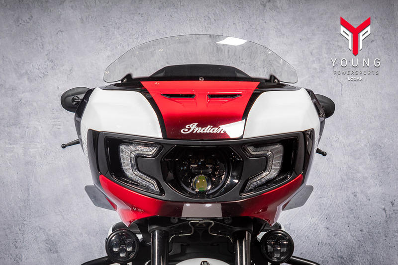 2025 Indian Motorcycle® Challenger® Elite White Crystal | Young