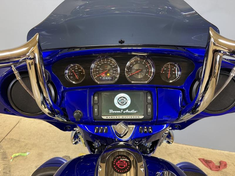 2017 Harley-Davidson® FLHXSE - CVO™ Street Glide® | Copper Canyon