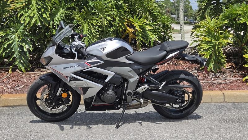 2026 Triumph Daytona 660 Aluminium Silver / Sapphire Black | Fun