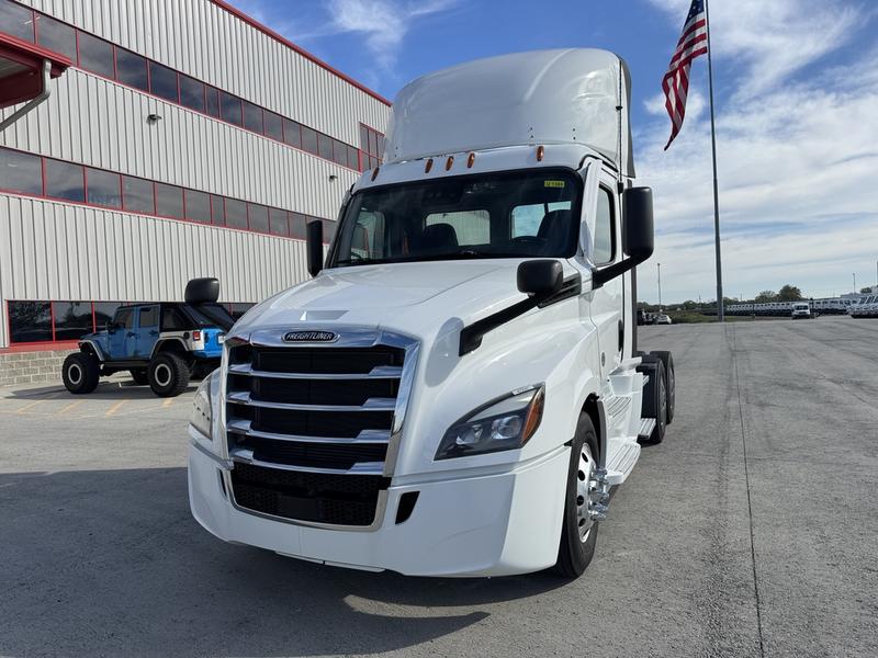 2024 Freightliner Cascadia in Columbus, OH — photo 2