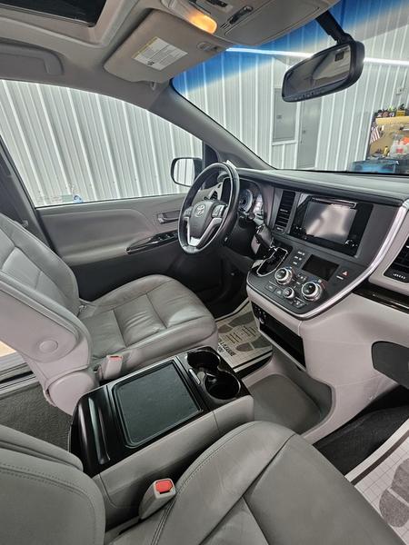 2017 Toyota Sienna XLE - Photo 14