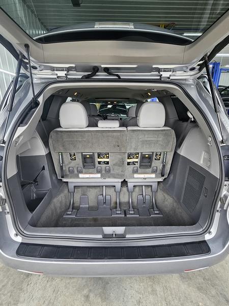 2017 Toyota Sienna XLE - Photo 10
