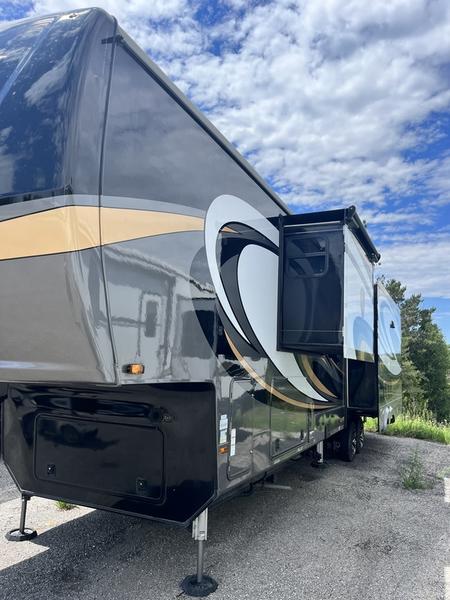 2021 Heartland Landmark 365 Newport | Morry's Trailer Sales