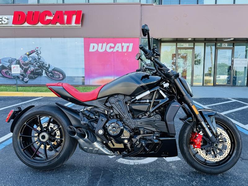 2022 Ducati XDiavel Nera Black on Black/Rosso Siam 011880 | Ducati